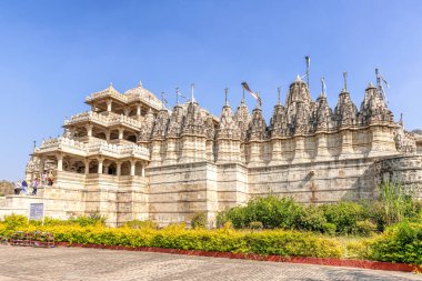 Ranakpur, Hindistan - 13 Kasım 2018: Ranakpur, Hindistan 'daki ünlü Jain tapınağını ziyaret eden turistler