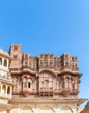 Mehrangarh kalesinin içinde Jodhpur, Rajasthan, Hindistan 'daki dekoratif bina cephesinde..