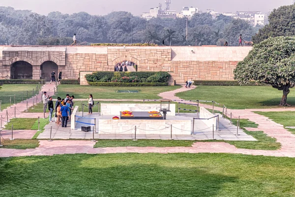 Delhi Indien November 2018 Touristen Besuchen Die Begräbnisstätte Von Gandhi — Stockfoto