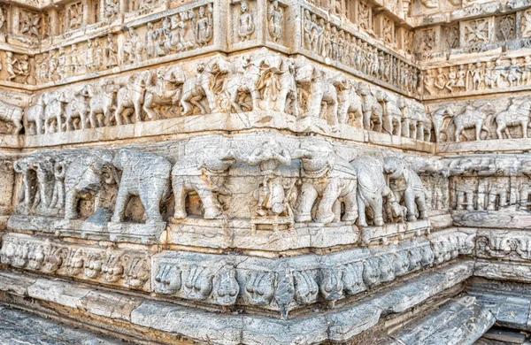 Udaipur, Rajasthan, Hindistan 'daki Şehir İçi Saray binasının ön cephesindeki oyma detaylara bakın..