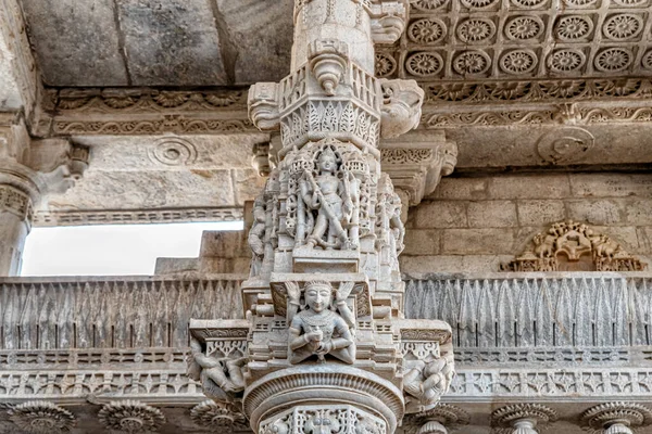 Λευκή Μαρμάρινη Θρησκευτική Γλυπτική Εικόνα Στο Ναό Ranakpur Jain Στο — Φωτογραφία Αρχείου