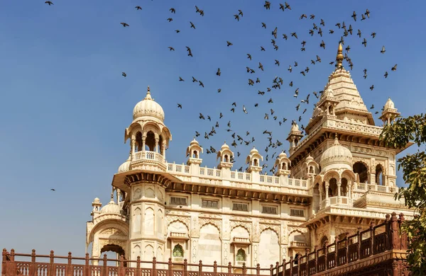 Pássaros Estão Voando Sobre Jaswant Thada Memorial Mármore Para Maharaja — Fotografia de Stock