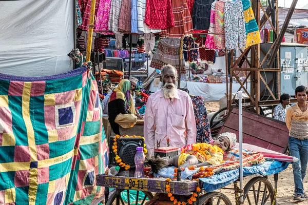 Pushkar Indie Listopada 2018 Uliczni Sprzedawcy Odzieży Tekstyliów Dorocznych Targach — Zdjęcie stockowe