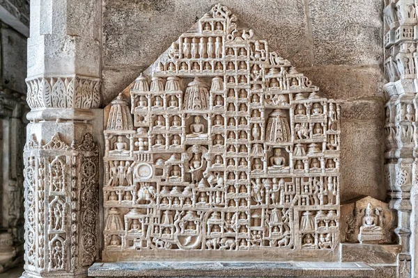 Λευκή Μαρμάρινη Θρησκευτική Γλυπτική Εικόνα Στο Ναό Ranakpur Jain Στο Royalty Free Φωτογραφίες Αρχείου