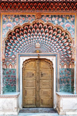 Jaipur, Rajasthan, Hindistan 'daki Şehir Sarayı' ndaki Gül Kapısı 'na bakın. 