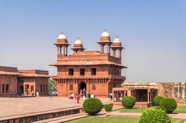 Agra, Hindistan - 20 Kasım 2018: Özel Seyirciler Salonunu ziyaret eden turistler, 16. yüzyılın sonlarında Büyük Mughal İmparatoru Akbar tarafından inşa edilen terk edilmiş Mogul Şehri, Uttar Pradesh, Hindistan.