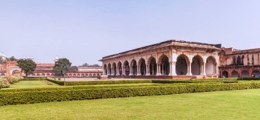 Agra Kalesi 'nde gezici binalar, 16. yüzyılda saray inşaatı 16. ve 17. yüzyıllarda Hindistan' ın Agra kentindeki Babür İmparatorluğu 'nun başkentiydi..