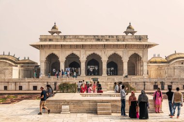 Agra, Hindistan - 21 Kasım 2018: 16. yüzyılda Agra Kalesi 'ndeki sarayı ziyaret eden insanlar, 16. ve 17. yüzyıllarda Hindistan' ın Agra kentindeki Babür İmparatorluğu 'nun başkentiydi..