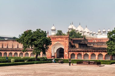 Agra, Hindistan - 21 Kasım 2018: 16. yüzyılda Agra Kalesi 'ndeki sarayı ziyaret eden insanlar, 16. ve 17. yüzyıllarda Hindistan' ın Agra kentindeki Babür İmparatorluğu 'nun başkentiydi..