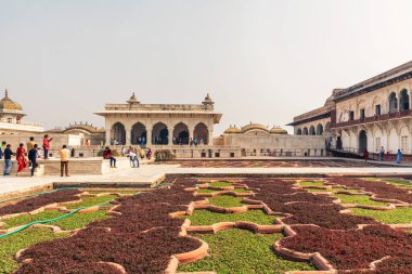 Agra, Hindistan - 21 Kasım 2018: 16. yüzyılda Agra Kalesi 'ndeki sarayı ziyaret eden insanlar, 16. ve 17. yüzyıllarda Hindistan' ın Agra kentindeki Babür İmparatorluğu 'nun başkentiydi..