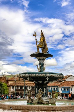 Cusco, Peru - 4 Nisan 2019: Cusco, Peru 'daki Plaza de Armas' da Pachacuti 'nin çeşme heykelini ziyaret eden insanlar.