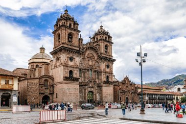 Cusco, Peru - 2 Nisan 2019: Cusco şehrinin merkez noktası olan Peru 'daki Plaza de Armas' da İsa 'nın Katedrali ve Tapınağı' nı ziyaret edenler.