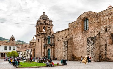 Cusco, Peru 2 Nisan 2019. Peru 'nun Cusco şehrinin merkezinde bulunan Merhametli Leydimiz Iglesia de La Merced Kilisesi ve Manastırı' na bakın.