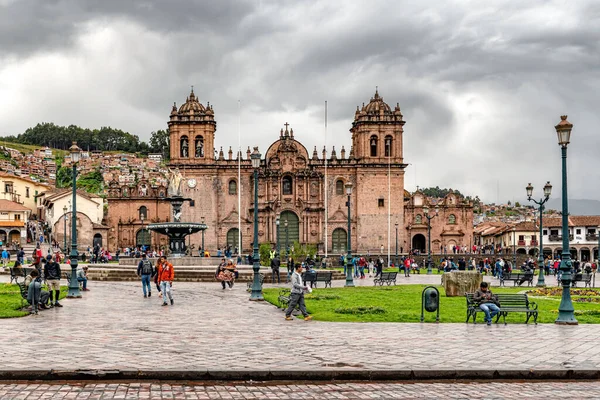 ペルーのクスコ 2019年4月2日 ペルーのクスコ市の中心点であるプラザ アルマスにある大聖堂とカンパニー イエスを訪れる人々 — ストック写真