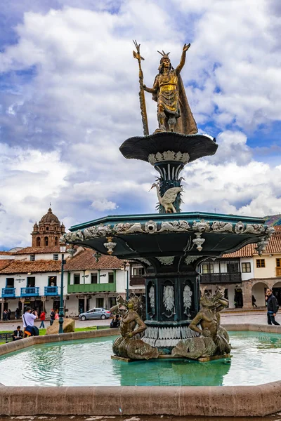 Cusco Peru Abril 2019 Pessoas Que Visitam Estátua Pachacuti Plaza — Fotografia de Stock