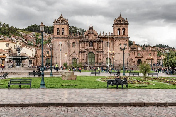 Cusco Peru Kwietnia 2019 Ludzie Odwiedzający Katedrę Compania Jesus Plaza — Zdjęcie stockowe