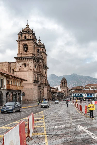 2019年4月3日 秘鲁库斯科 库斯科Armas广场与耶稣会圣殿 Paraninfo University Ario和Basilica Merced教堂的侧视图 — 图库照片