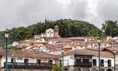 Cusco, Peru - 3 Nisan 2019: Peru 'daki Cusco şehrinin yukarısındaki San Cristobal kilisesinde..