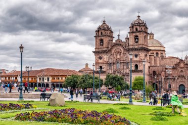 Cusco, Peru - 4 Nisan 2019: Peru 'nun Cusco şehrinin merkez noktası olan Plaza de Armas' daki Katedral ve Compania de Jesus 'u ziyaret edenler.