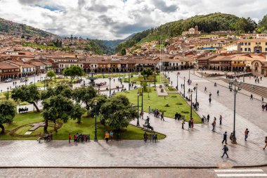 Cusco, Peru 3 Nisan 2019 'da Peru Plaza de Armas' da havadan ve Peru 'daki Cusco şehrinin etrafındaki tepelerden İsa' nın Tapınağı 'ndaki kuleden görüldüğü gibi..