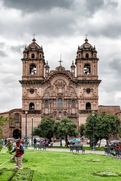 ペルーのクスコ2019年4月4日 ペルーのクスコ市の中心点であるプラザ アルマスにある大聖堂とカンパニー イエスを訪れる人々 — ストック写真