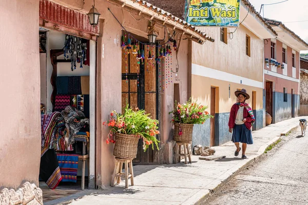 Chinchero Peru Kwietnia 2019 Sprzedawcy Sprzedający Lokalne Wyroby Włókiennicze Pamiątki — Zdjęcie stockowe