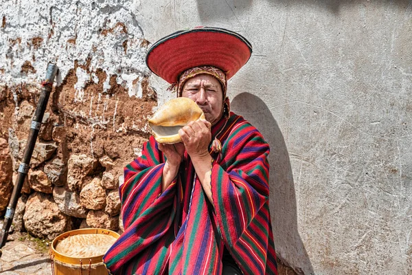 2019年4月4日ペルー チンチェロ ペルーのウルバンバ県の小さな町 チンチェロの通りでは 伝統衣装の男が貝殻を使って音楽を演奏しています — ストック写真
