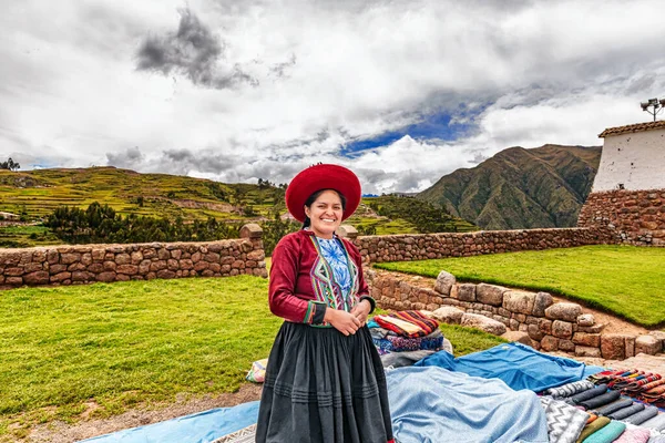 チンチェロ ペルー2019年4月4日 ペルー 地元の女性は 伝統的なペルーの服 織物工芸品やニット製品を販売アルパカウール製 — ストック写真