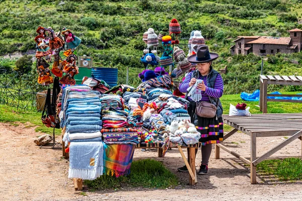 Chinchero ペルー2019年4月4日中国では ペルーの地元の女性が伝統的なペルーの服 織物工芸品 ニット製品を販売しています — ストック写真