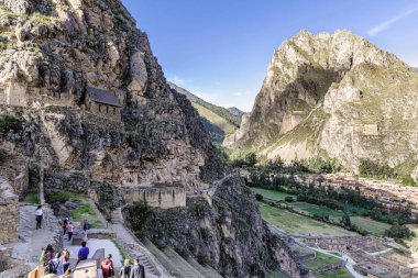Pisaq, Peru - 5 Nisan 2019 Inca Kalesi, Teraslar ve Peru 'daki Temple Hill' i ziyaret eden turistler. Bölgeyi fetheden İmparator Pachacuti 'nin kraliyet mülküydü..