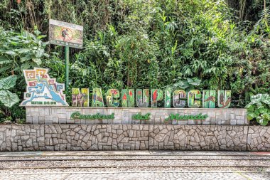 Aguas Caliente, Peru - 8 Nisan 2019: Peru 'nun Aguas Caliente kentindeki Machu Picchu' ya hoşgeldiniz işareti.