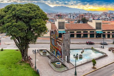 Cusco, Peru - 9 Nisan 2019: Orellana Parkında, Pumaqchupan 'da ve Peru' da Cusco şehrinin çevresindeki tepeleri çevreleyen evlerde hava manzarası.