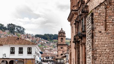 Plaza de Armas caddesine bakan kilise ve Meryem Ana 'nın Manastırı, Iglesia de La Merced ve Peru' daki Cusco çevresindeki tepeler..