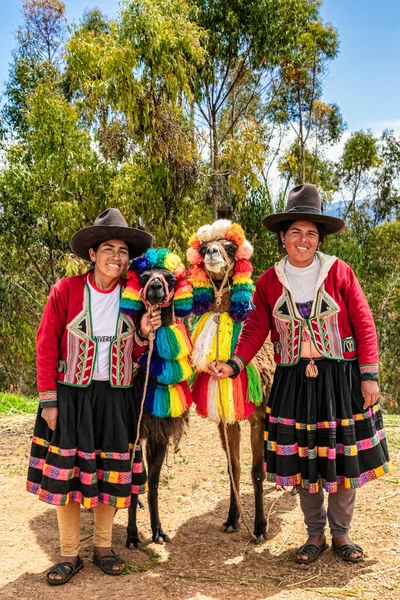 2019年4月4日ペルー チンチェロ チンチェロでは ペルーの2人の地元の女性が伝統的なドレスを着て写真にポーズをとっています — ストック写真