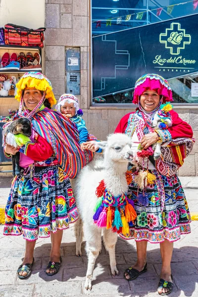 Pisaq Peru April 2019 Kvinder Traditionelt Tøj Med Alpaca Gaden - Stock-foto