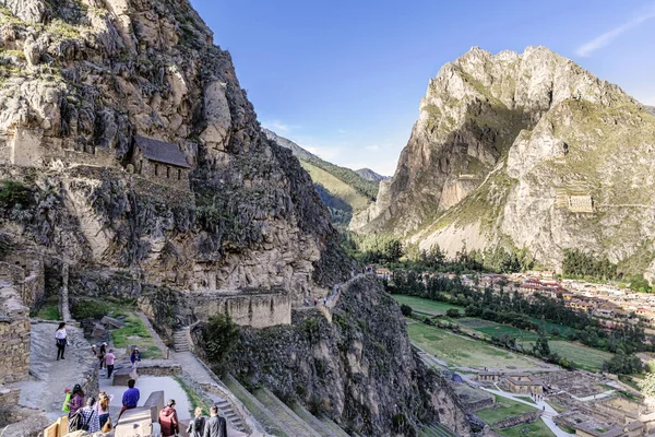Pisaq, Peru - 5 Nisan 2019 Inca Kalesi, Teraslar ve Peru 'daki Temple Hill' i ziyaret eden turistler. Bölgeyi fetheden İmparator Pachacuti 'nin kraliyet mülküydü..