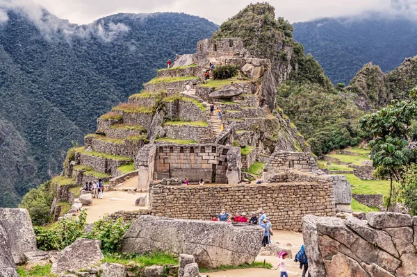 Machu Picchu Peru April 2019 Tourists Walking Sacred Plaza Houses — Stock Photo, Image