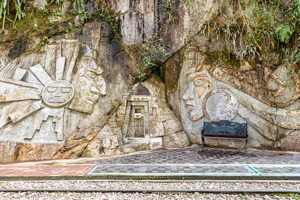 岩の上に彫刻芸術インカス文化的アイデンティティマチュピチュとクスコのアーティストによって湾曲 アグアス カリエンテ ペルー — ストック写真