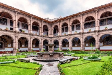 Cusco, Peru - 3 Nisan 2019: Cusco şehrinin tarihi merkezi Peru 'da bulunan Plaza Espinar' da bulunan Merhamet Anıtı Manastırı Avlusu.