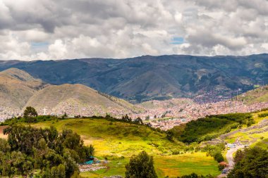 Cusco şehrinde panoramik hava manzarası ve Peru 'daki And Dağları.