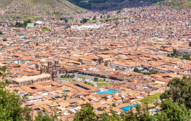 Peru 'nun Cusco şehrinin merkezinde görünür Plaza Armas ve çevresindeki binalarla panoramik hava manzarası. Kızıl Tepe 'nin tepesinden manzara, Pukamuqu.