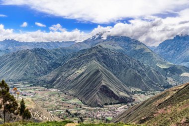 Peru, Chinchero 'daki deniz seviyesinden 3700 metre yükseklikteki tepenin kutsal vadisinin panoramik manzarası..