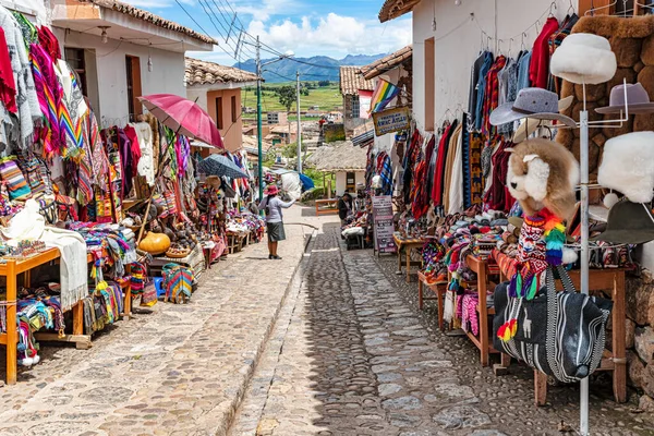 Chinchero ペルー2019年4月4日ペルーのウルバンバ州の小さな町Chincheroの通りで地元の繊維製品やお土産を販売している業者 — ストック写真