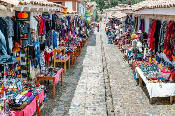 Chinchero ペルー2019年4月4日ペルーのウルバンバ州の小さな町Chincheroの通りで地元の繊維製品やお土産を販売している業者 — ストック写真
