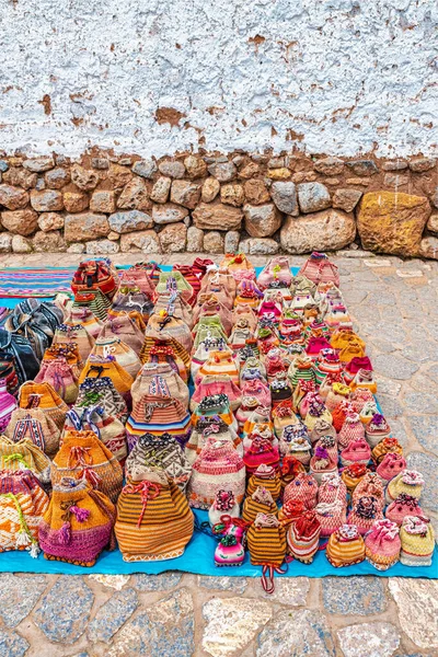 ペルーのウルバンバ県の小さな町Chincheroの通りで販売されているアルパカウールで作られた伝統的なペルーの服 織物工芸品やニット製品 — ストック写真