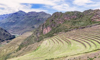 Peru, Cusco yakınlarındaki Pisaq 'taki İnkalar' ın Kutsal Vadisi 'ndeki arkeoloji parkında tarım arazilerine bakın..