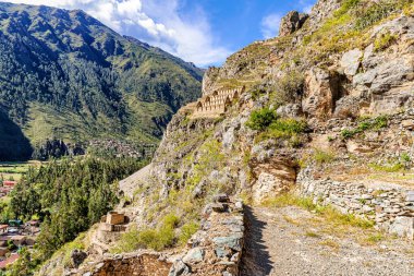 Pinkuylluna antik İnka evlerinin ekinleri depolamak için arkeolojik alanı. Dağ yamacındaki evler, Ollantaytambo şehrinin yukarısındaki Kutsal İnkalar Vadisi, Peru.