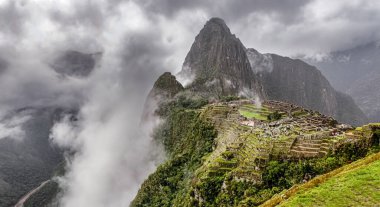 Machu Picchu Dağı 'nın zirvesine tırmanırken arka plandaki İnka şehir kompleksi ve Wayna, Picchu dağı. Peru, Cusco yakınlarında yer almaktadır..