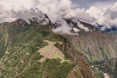 Wayna 'dan hava manzarası, Huayna Picchu zirvesi Machu Picchu İnka şehir kompleksi ve Machu Picchu dağ zirvesi arkaplanda. Peru, Cusco yakınlarında yer almaktadır..