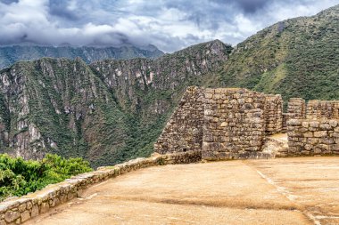 Peru 'nun antik Machu Picchu şehrinde iyi korunmuş İnka binaları ve evler..